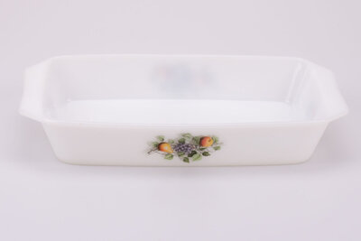 Plat à four vintage en opaline d'Arcopal dans la collection Fruit de France