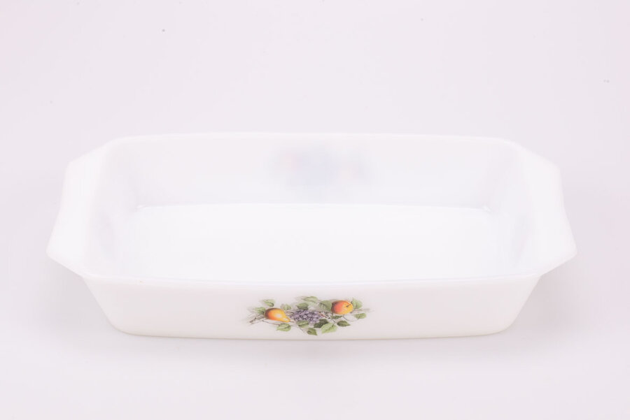 Plat à four vintage en opaline d'Arcopal dans la collection Fruit de France