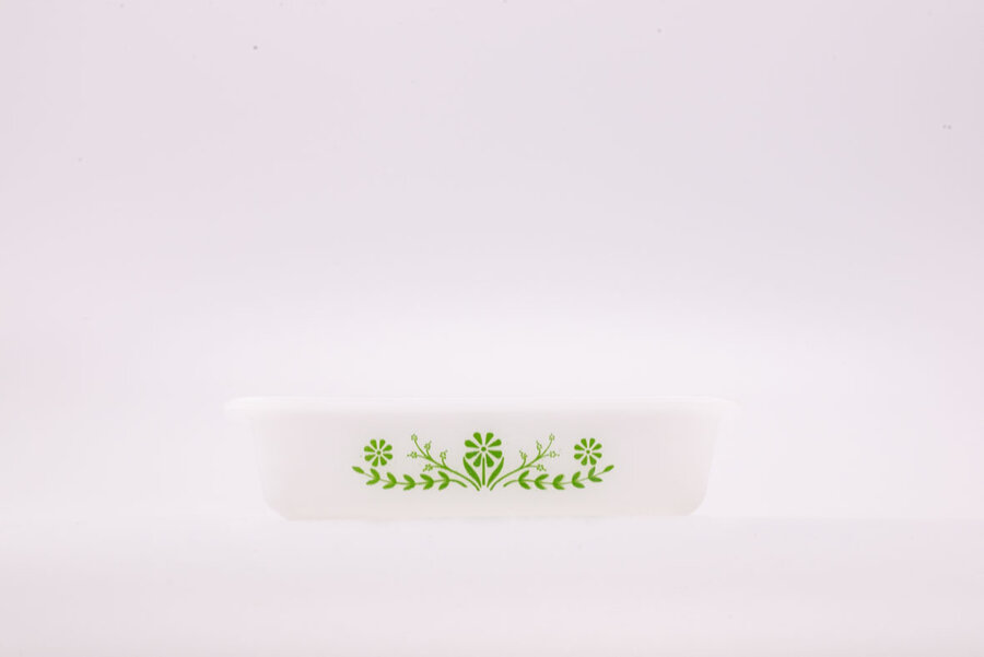 Plat à cuisson vintage Glasbake en opaline et de forme carrée 