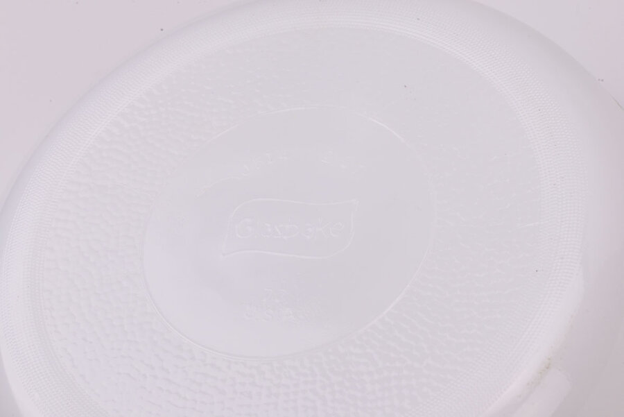 Plat à cuisson vintage Glasbake retourné avec la signature