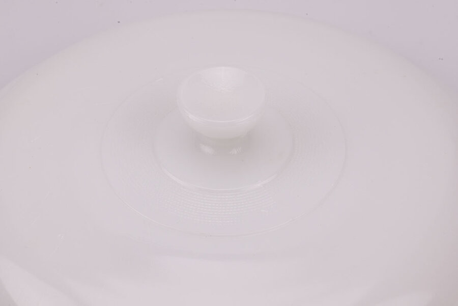 Plat à cuisson vintage Glasbake en opaline, de forme ronde et avec un couvercle