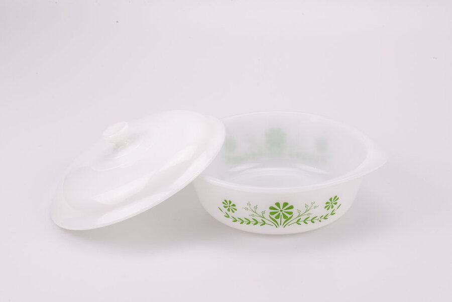 Plat à cuisson vintage Glasbake en opaline, de forme ronde et avec un couvercle