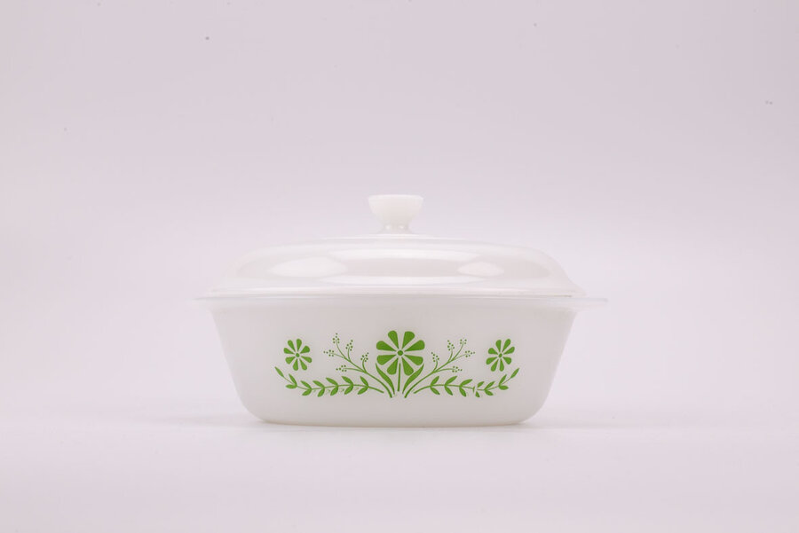 Plat à cuisson vintage glasbake en opaline, de forme ronde et avecun couvercle