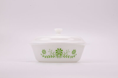 Plat à cuisson vintage glasbake en opaline, de forme ronde et avecun couvercle
