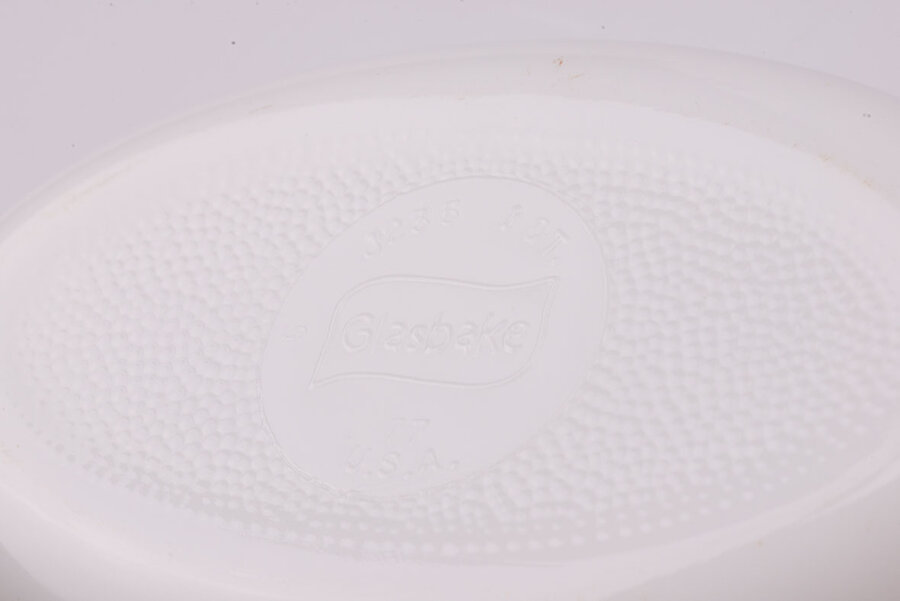 plat en opaline Glasbake retourné pour montrer signature 