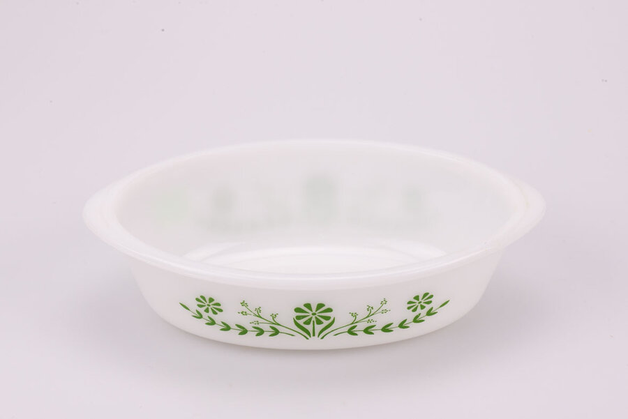 plat de cuisson vintage en verre opalin de Glasbake de forme ovale