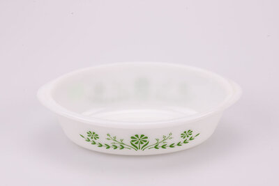 plat de cuisson vintage en verre opalin de Glasbake de forme ovale