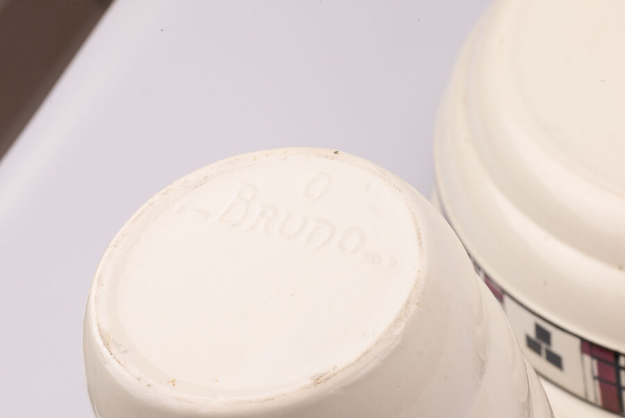 Ensemble de toilette beige en céramique retourné et signé Boch Bruno