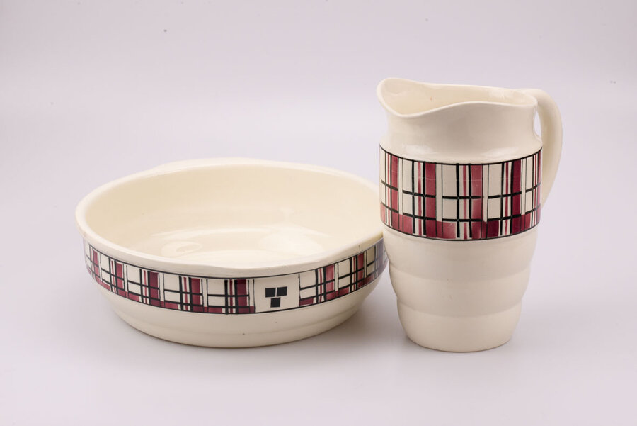 Ensemble de toilette beige aux motifs géométriques colorés en céramique de chez Boch