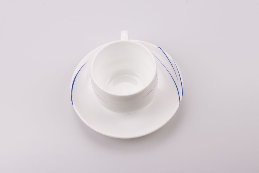 Tasse à café et sous-tasse vintage en verre blanc de Arc France vus du haut