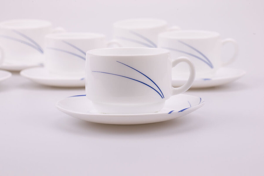 Tasses à café et sous-tasses vintage en verre blanc de Arc France