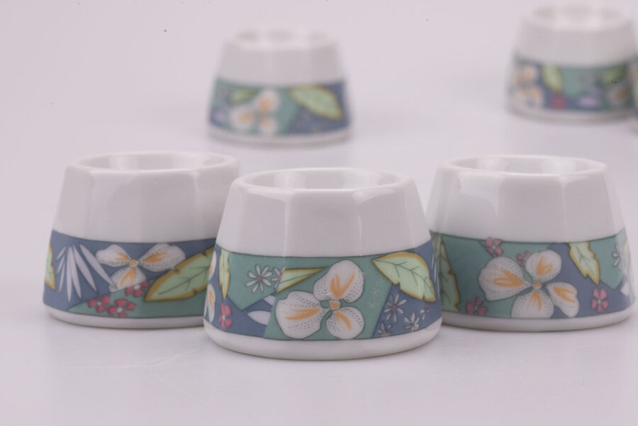 Coquetiers vintage en faïence avec un motif floral