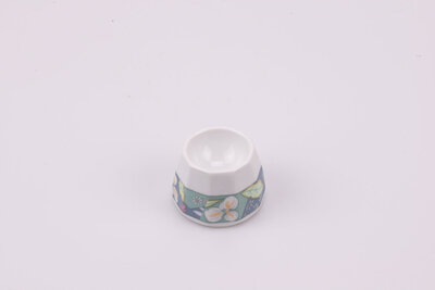 Coquetier vintage en faïence avec un motif floral