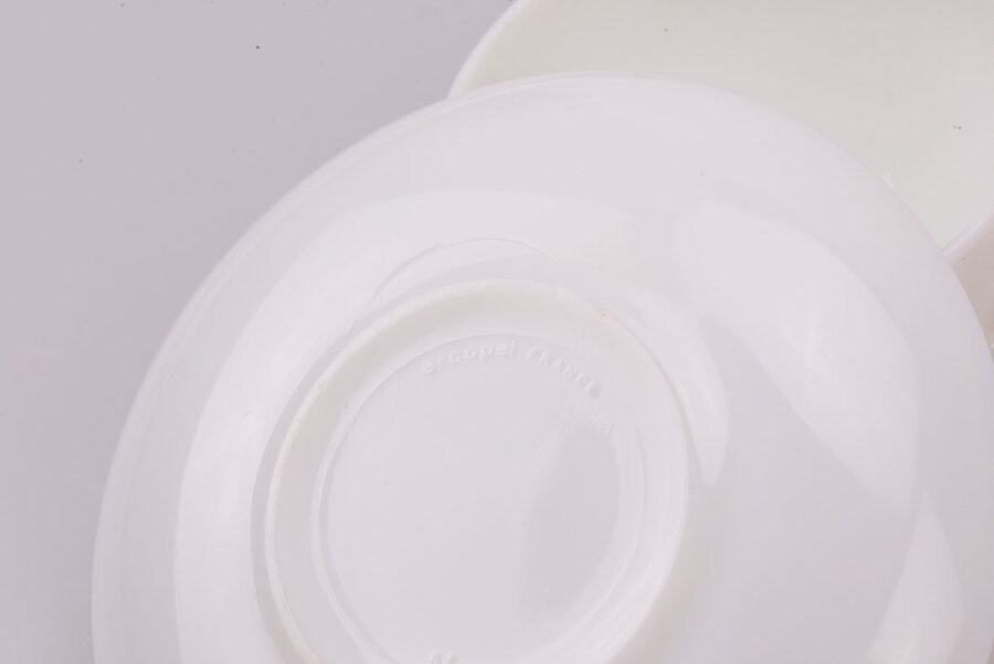 Sous-tasse en porcelaine retournée pour montrer la signature Arcopal