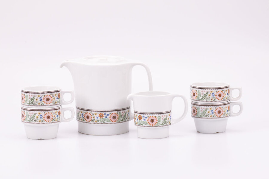 Kit comprenant des tasses à café, une cafetière et un pot à lait en porcelaine de Royal Mosa