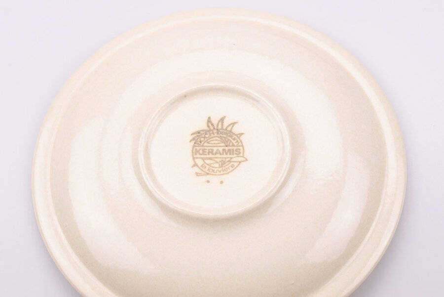 Sous-tasse vintage en porcelaine et retournée pour montrer la signature Boch Keramis