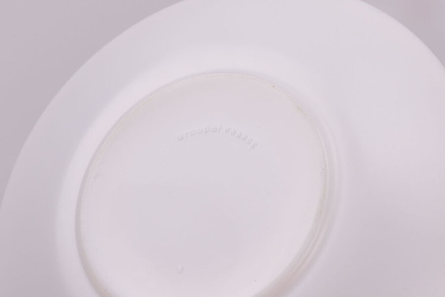 Tasse vintage en porcelaine d'Arcopal modèle Scania retournée pour montrer la gravure
