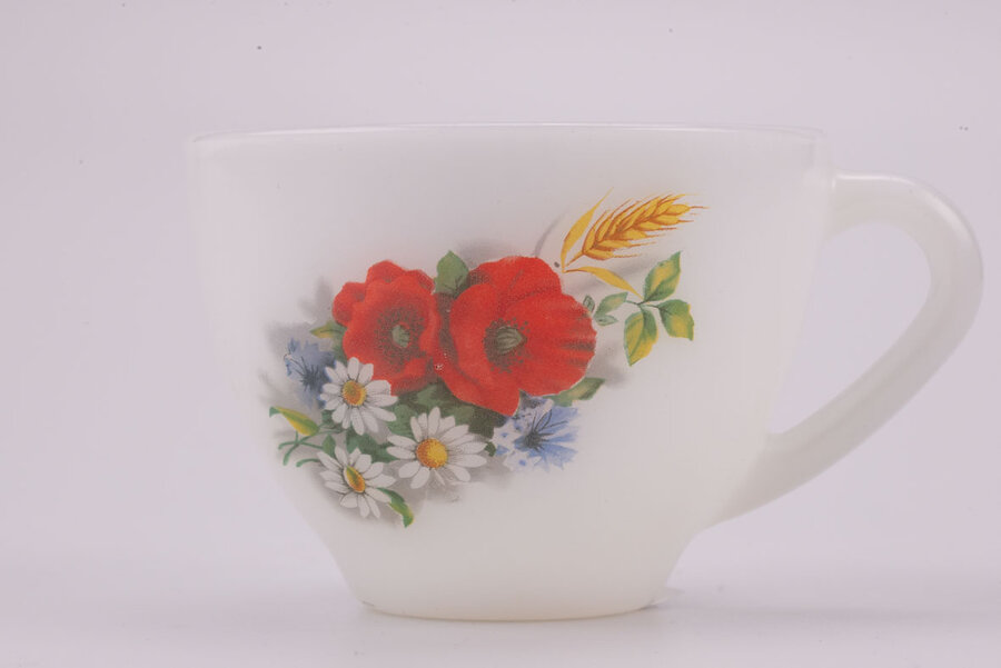 Tasse à café vintage en verre blanc d'Arcopal de la collection Fleurs de France 
