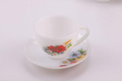Tasse à café et sous-tasse vintage en verre blanc d'Arcopal de la collection Fleurs de France
