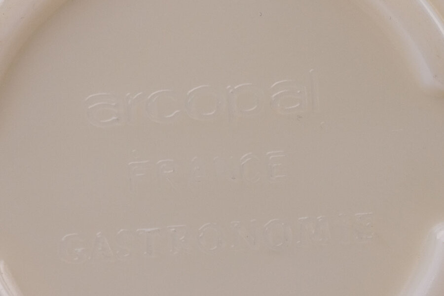 Tasses à café en verre blanc d'Arcopal incliné pour montrer la gravure