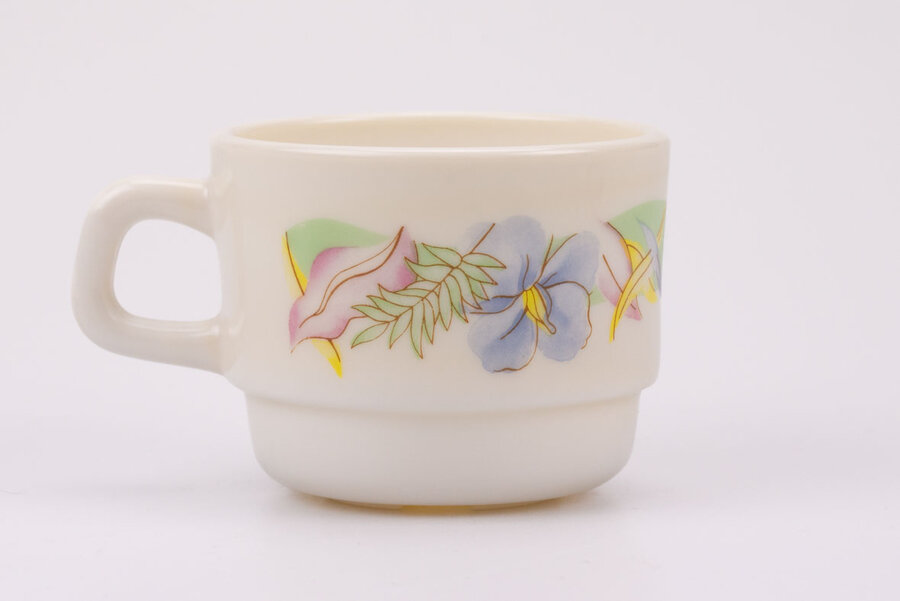 Tasse à café vintage en verre blanc d'Arcopal modèle Gastronomie
