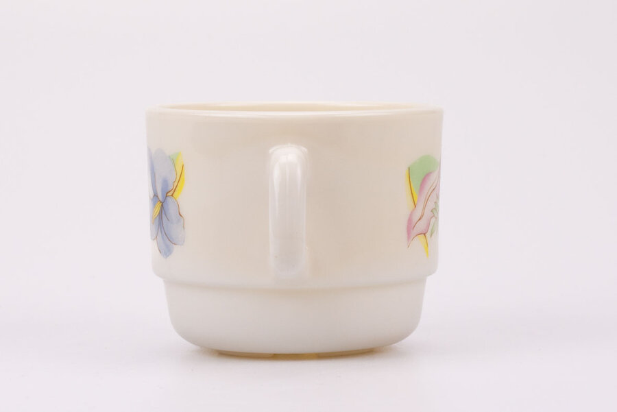 Tasse à café vintage en verre blanc d'Arcopal modèle Gastronomie