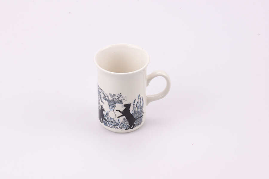 Mug orné de 3 chats espiègles jouant dans les fleurs, motifs  noirs et bleus