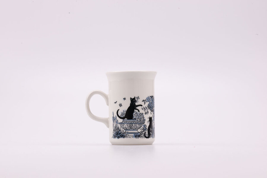 Mug orné de 3 chats espiègles jouant dans les fleurs, motifs  noirs et bleus