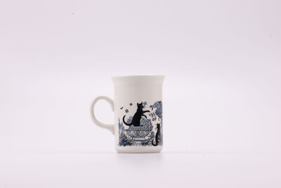 Mug orné de 3 chats espiègles jouant dans les fleurs, motifs  noirs et bleus