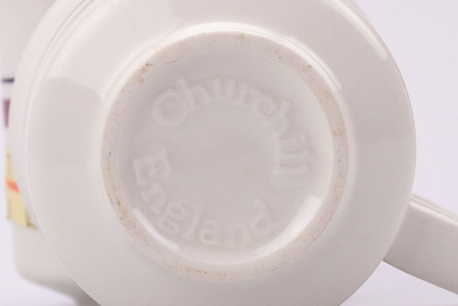 Tasse à café en porcelaine de la manufacture Churchill inclinée pour voir la gravure