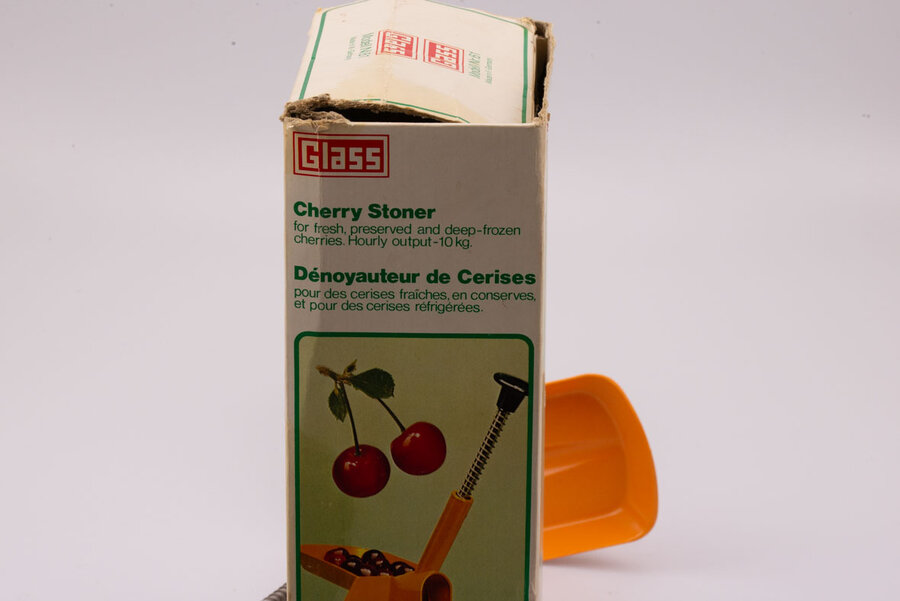 Dénoyauteur de cerises vintage produit par Glass en Allemagne dans les années 70. Il vous sera livré avec sa boite d'origine (boite abimée par endroits)