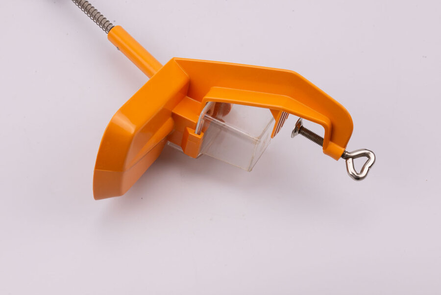 Dénoyauteur de cerises vintage produit par Glass en Allemagne dans les années 70. Il vous sera livré avec sa boite d'origine (boite abimée par endroits)