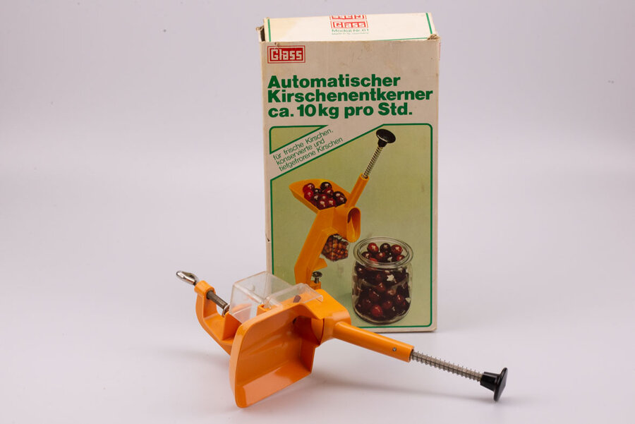 Dénoyauteur de cerises vintage produit par Glass en Allemagne dans les années 70. Il vous sera livré avec sa boite d'origine (boite abimée par endroits)