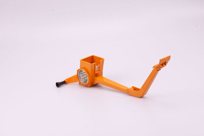 Une râpe à manivelle pour légumes , fromages ou autres