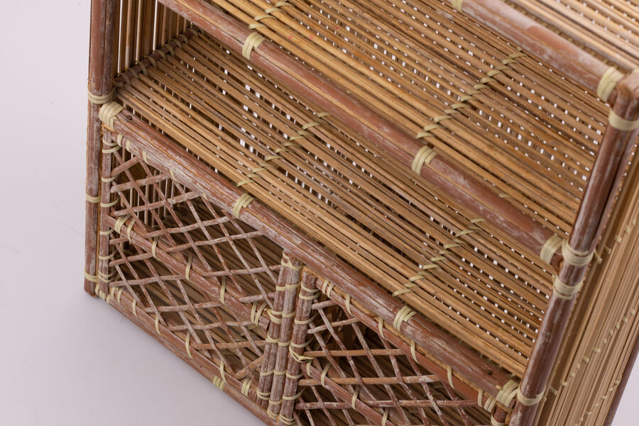 Petite étagère style "armoire de toilette" en osier avec 4 compartiments dont 2 fermables