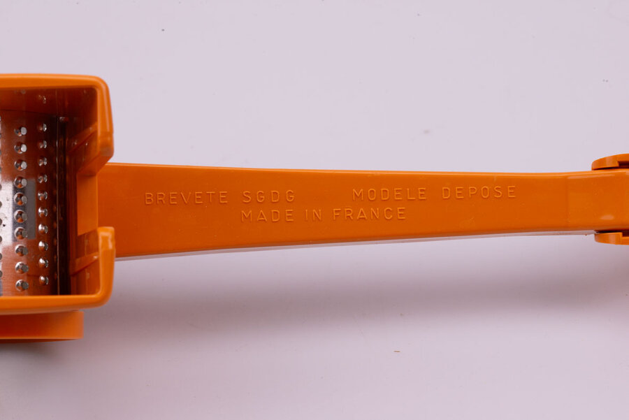 Une râpe à manivelle pour légumes , fromages ou autres