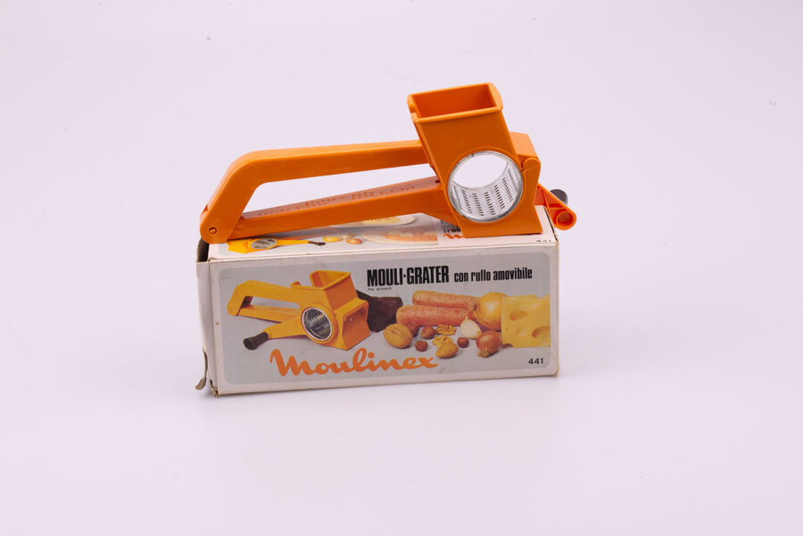 Une râpe à manivelle pour légumes , fromages ou autres