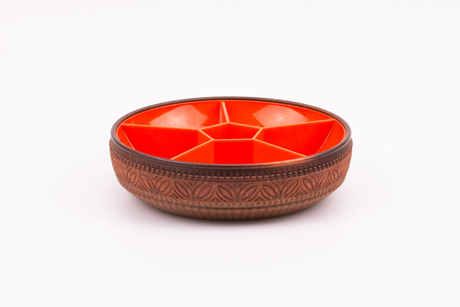 Plateau apéritif compartimenté en plastique orange. Le contour est en plastique marron, imitation de bois sculpté. Fabriqué en Allemagne par Emsa dans les années 70 