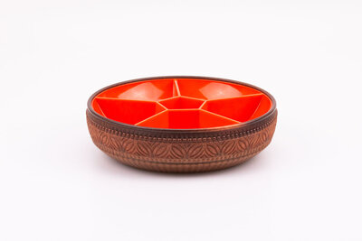 Plateau apéritif compartimenté en plastique orange. Le contour est en plastique marron, imitation de bois sculpté. Fabriqué en Allemagne par Emsa dans les années 70 