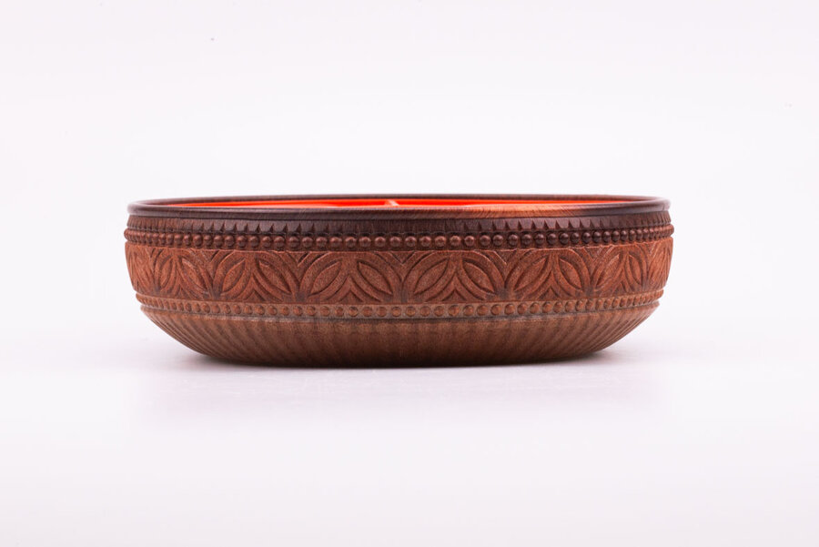 Plateau apéritif compartimenté en plastique orange. Le contour est en plastique marron, imitation de bois sculpté. Fabriqué en Allemagne par Emsa dans les années 70 