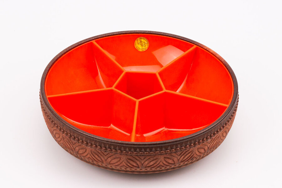 Plateau apéritif compartimenté en plastique orange. Le contour est en plastique marron, imitation de bois sculpté. Fabriqué en Allemagne par Emsa dans les années 70 