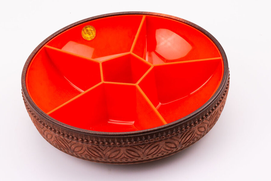 Plateau apéritif compartimenté en plastique orange. Le contour est en plastique marron, imitation de bois sculpté. Fabriqué en Allemagne par Emsa dans les années 70 