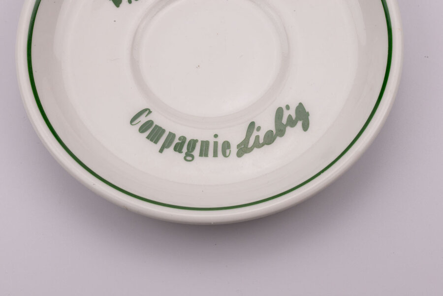 4 anciennes tasses et sous-tasses  publicitaires pour le Bouillon Oxo de la Compagnie Liebig.