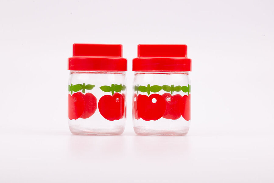 Petit bocal en verre transparent Gulf avec couvercle en plastique rouge à visser.