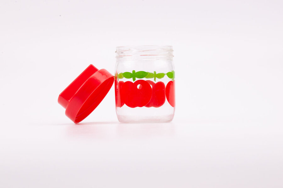 Petit bocal en verre transparent Gulf avec couvercle en plastique rouge à visser.