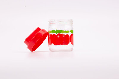 Petit bocal en verre transparent Gulf avec couvercle en plastique rouge à visser.