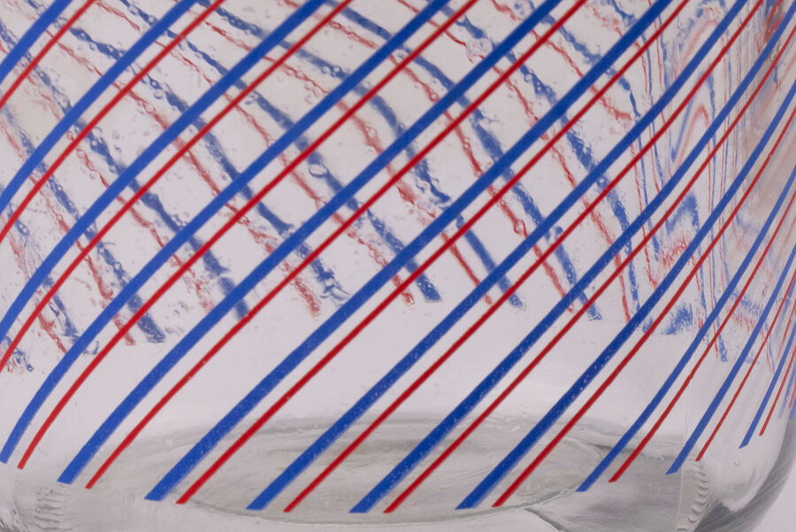 Carafe à eau en verre lignée rouge et bleu