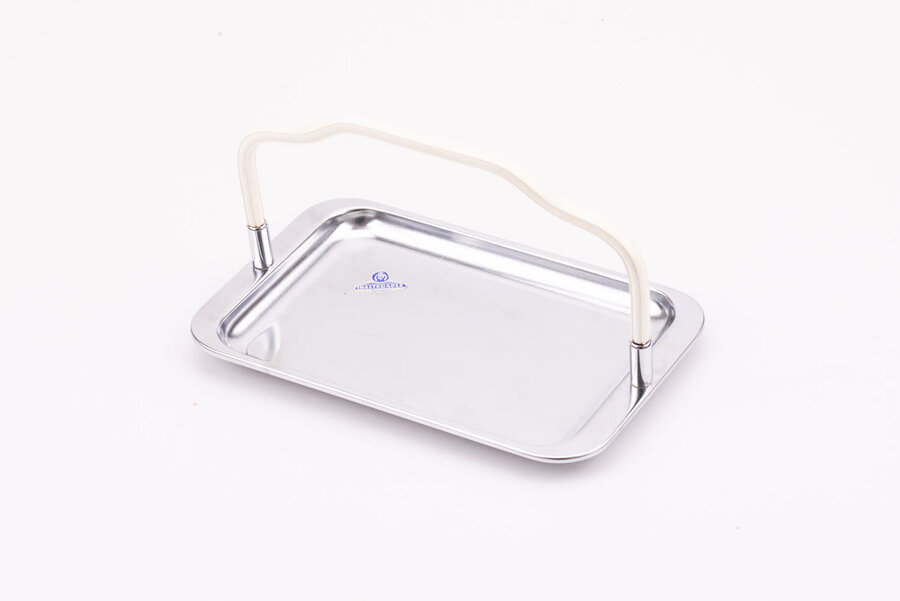 Joli plateau de la marque belge Demeyere. Ce plateau de présentation a une anse en plastique blanc. 