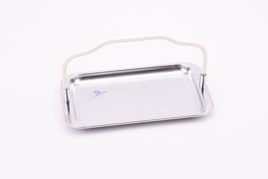 Joli plateau de la marque belge Demeyere. Ce plateau de présentation a une anse en plastique blanc. 