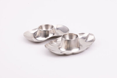 Ensemble de 2 coquetiers vintage en inox, l'un de la marque Cromargan WMF (Allemagne) conçu par l'artiste du Bauhaus Wilhelm Wagenfeld  et l'autre de la marque Effepi (Italie). 